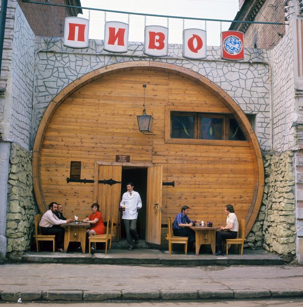 Казань. Пивной бар Приволжского райпищеторга. 1977 год. ... | Назад в СССР  | Фотострана | Пост №2621899957