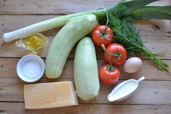 Запеканка из кабачков с помидорами и сыром.Ингредиенты: кабачок - 2 шт.; помидоры - 2 шт.; твердый ... - 2