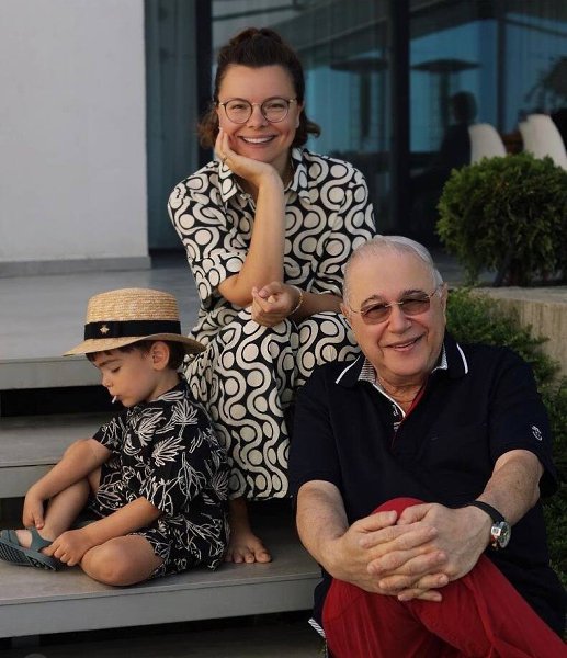 34-летняя жена Евгения Петросяна поздравила юмориста с 78-летием, опубликовав фото с сыном Ваганом, ...