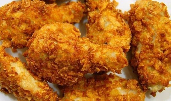 Крылышки а-ля KFC. Ингредиенты: крылышки масло растительное паприка чеснок соль кукурузные хлопья ...