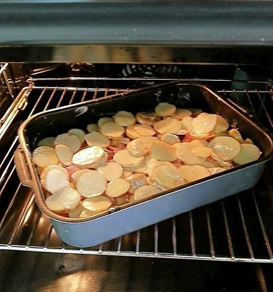 МЯСО ПО-ФРАНЦУЗСКИ.ИНГРЕДИЕНТЫ: Грибы - 200 гр; Мясо (свинина) - 600 гр; Картофель - 2 шт; Лук - 1 ... - 3