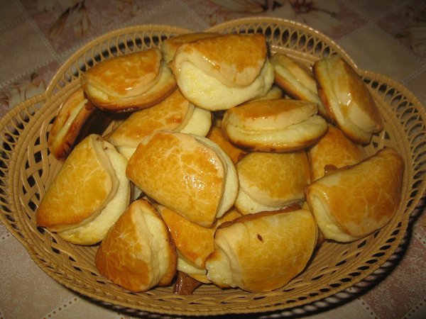 Сочни-как раньше.Ингридиенты:450-500г муки,100г размягчённого масла,120г сахара,120 г сметаны,1 ...