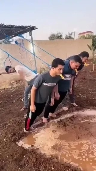 Вот так играют взрослые мужики. Вам тоже весело?