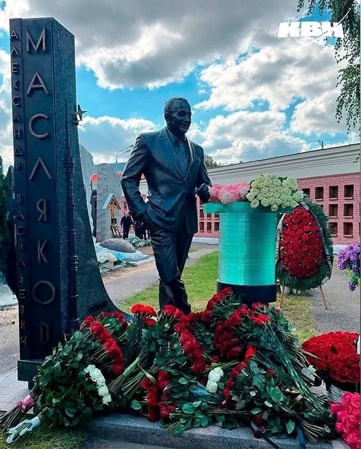 :) На могиле Александра Маслякова открыли памятник, которых уже успели окрестить одним из главных ...