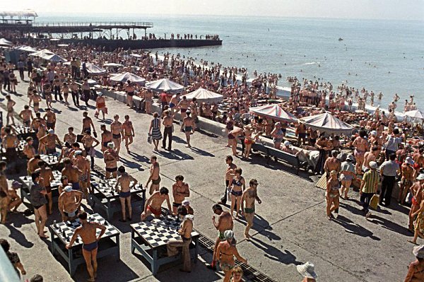 1978 - Краснодарский край - Город Сочи - На городском пляже - Фото Анатолий Бочинин