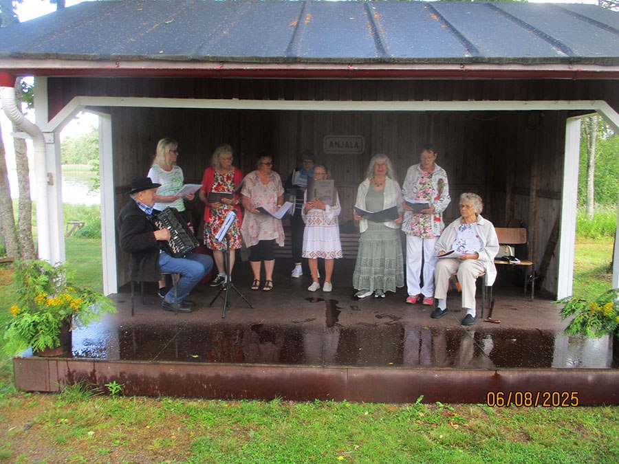 Сегодня выступали на летней встрече участников Общества пенсионеров нашего района г. Коувола... ... - 2