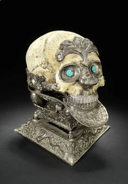 :) Церемониальный человеческий череп из серебра, датируемый XIX веком из Тибета, является ритуальным ...