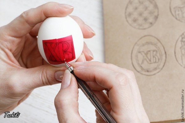 Окрашиваем пасхальные яйца в традиционном отваре луковых перьев - 6