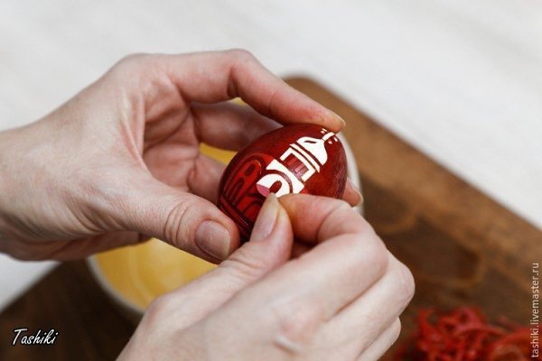 Окрашиваем пасхальные яйца в традиционном отваре луковых перьев - 9