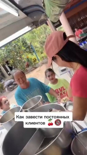 А мужик чисто посмотреть пришел, ему без разницы, что она там готовит