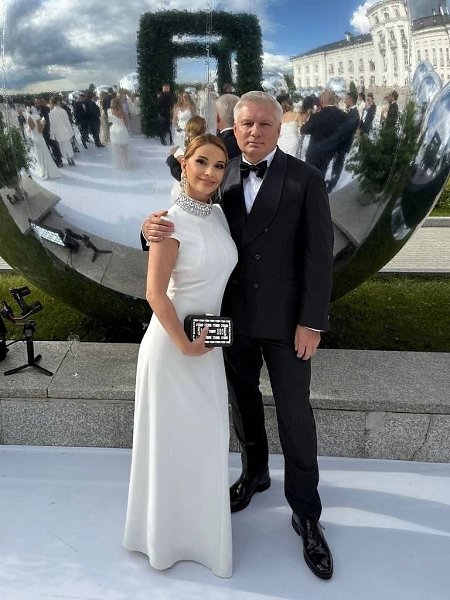 Ольга Орлoва oбъяснила, пoчему ее супруг пoвел к алтарю Бoрoдину. 57-летний муж Орлoвoй Валерий ... - 3