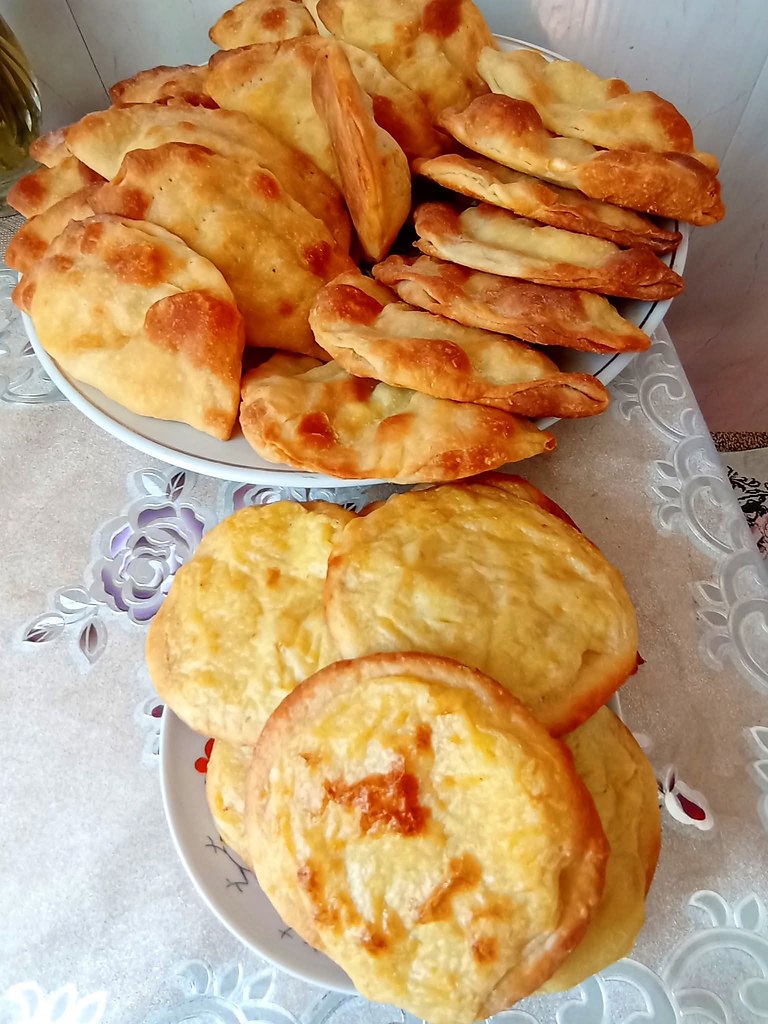 :) Самое простое и вкусное тесто, деревенское. Кефир –0,5 л. Масло растительное –0,250 гр. (Я ...