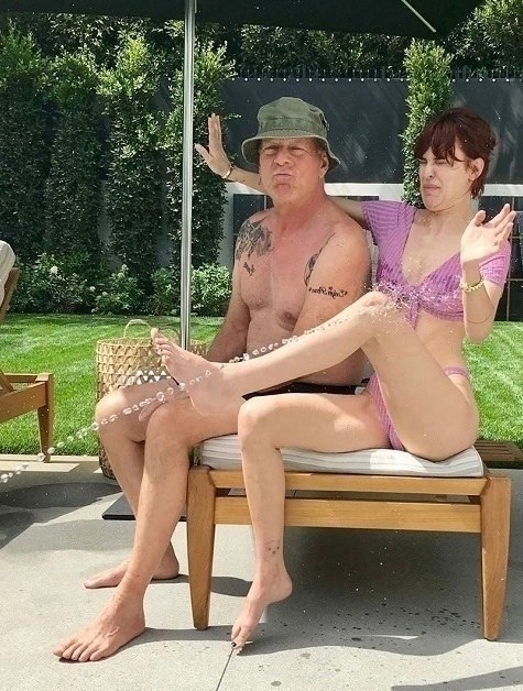 Дочь Брюса хотела сделать фото в купальнике вместе с отцом для подписчиков, но получился неудачный ... - 2