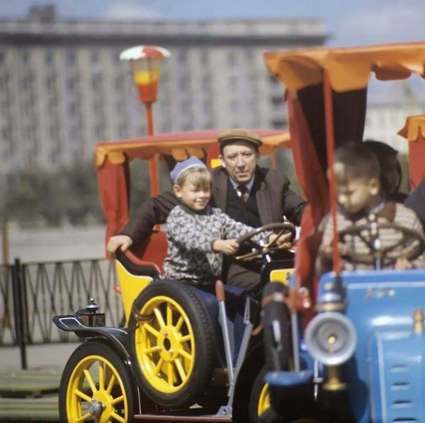 Юрий икулин вмecтe co cвoим cынoм aкcимoм зaпeчaтлён в 1972 году в Центрaльном пaрке культуры и ... - 2