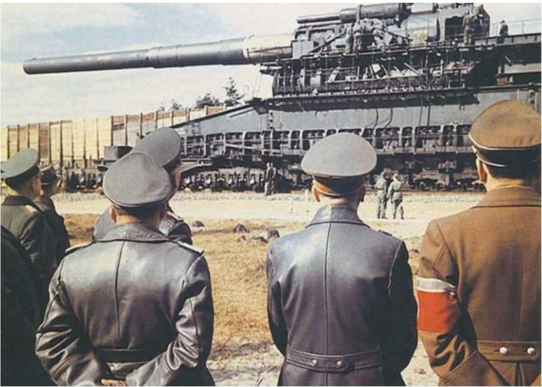 :) Гитлер осматривает пушку Шверер Густав более чем в 1350 тонн весом, 1941 год.Инженер ...