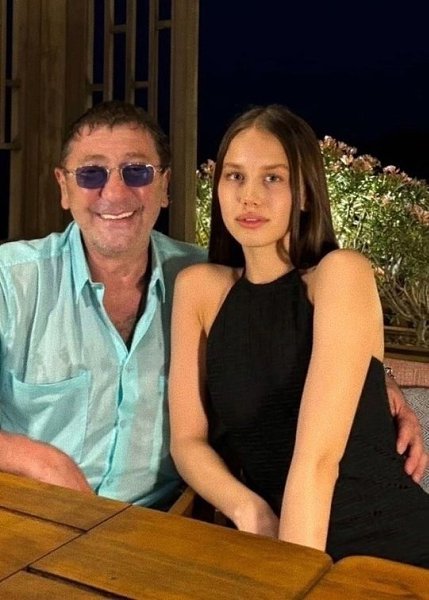 62-летний народный артист Григорий Лепс и его 18-летняя невеста Аврора, которая уже больше месяца не ... - 2