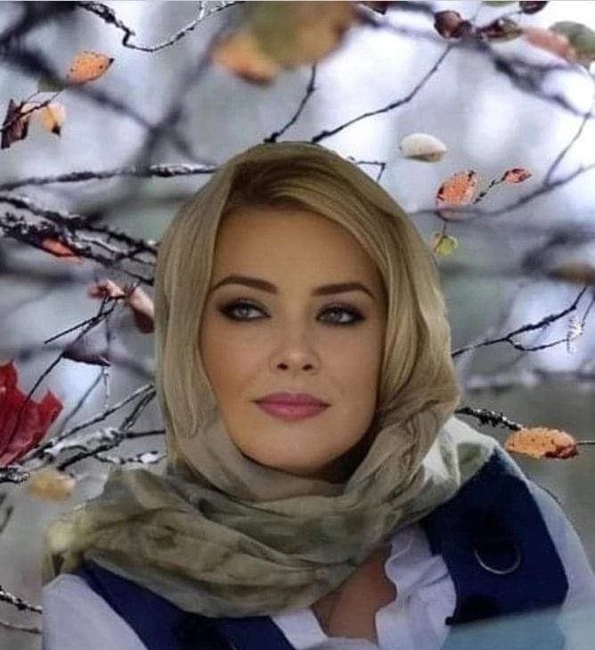 На перекрёстке линий судеб.стояла женщина в платке...Куда идти?.. Что дальше будет?..Жизнь, словно, ...