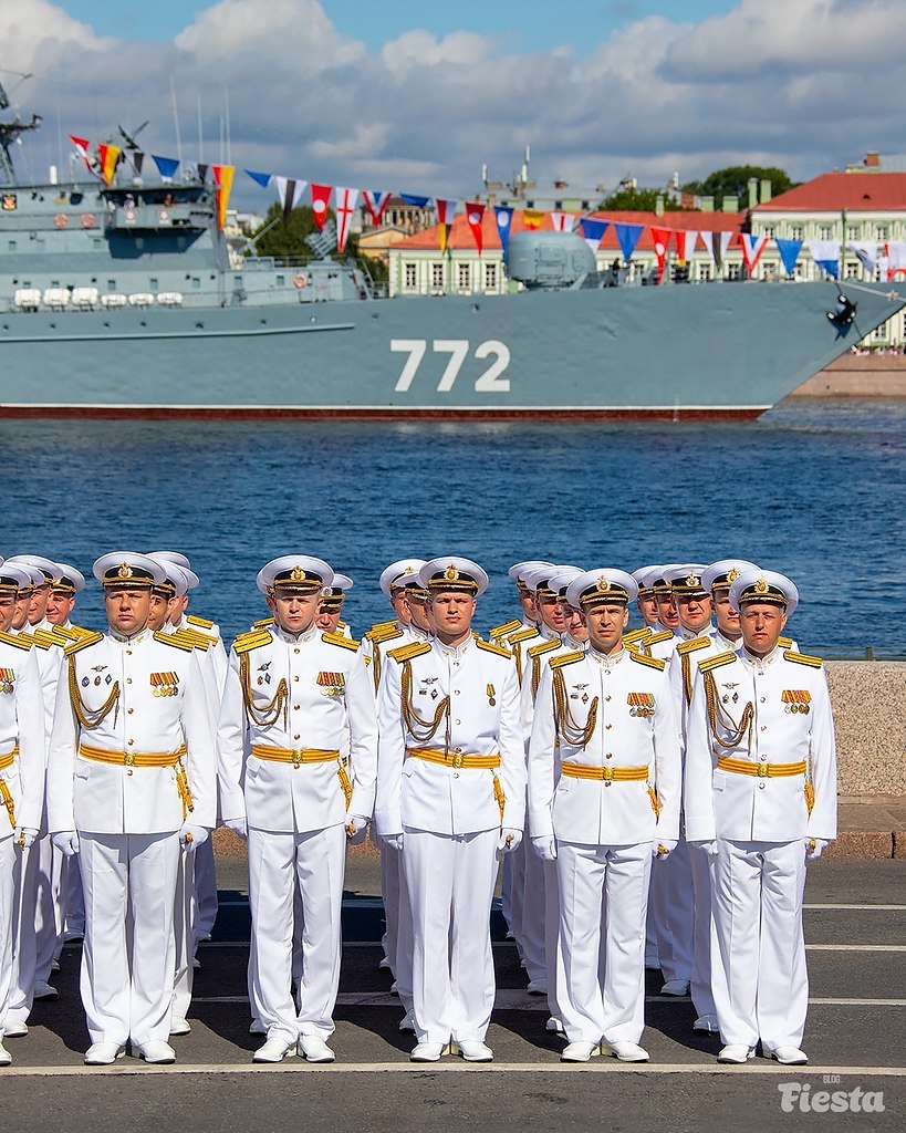 Салют и военный морской парад, в день ВМФ в Петербурге отменен — комитет по транспорту.«Мероприятия, ...