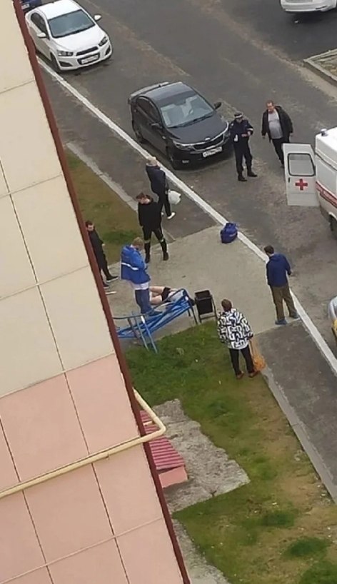 Группа подростков, постоянно выбрасывающих мусор с высоты, уронила бутылку на женщину, из-за чего ...