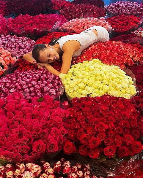 Российский певец Григорий Лепс сделал своей 19-летней невесте Авроре Кибе роскошный подарок — букет ... - 2