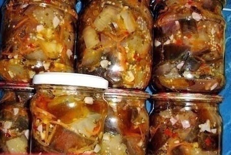 САЛАТ ИЗ БАКЛАЖАН НА ЗИМУ.Ингредиенты:1. Баклажаны - 2.5 килограмм;2. Морковь большая - 1 штука;3. ...