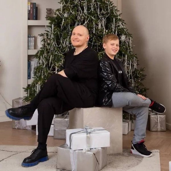 Сергей Сафронов показал живущего в Англии сына от первой жены.У бывшего ведущего шоу «Битва ...
