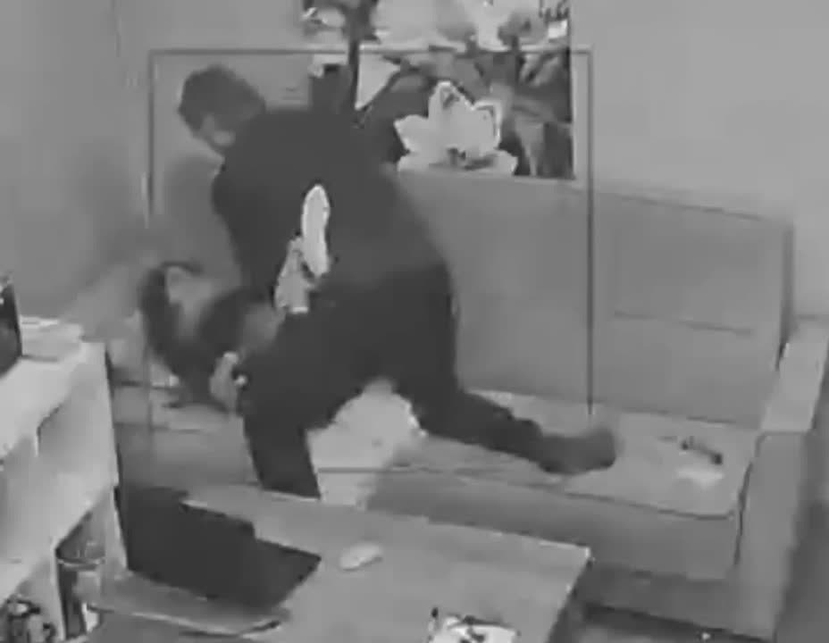 Неадекват ворвался на склад и стал приставать к девушке в Новосибирске.Мужчина был под веществами. ...