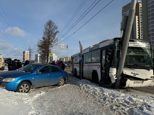 На Шахтёров автобус влетел в столб после столкновения с «Киа» — пострадали семь человек. ДТП ... - 2