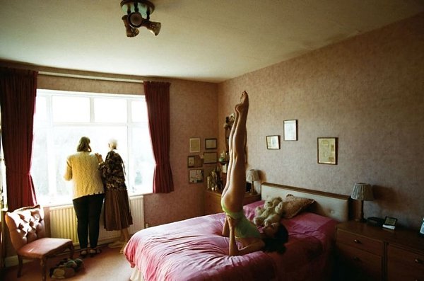 В 2016 году греческий режиссёр Йоргос Лантимос перенёс свой узнаваемый, тревожно-точный взгляд в мир ... - 2