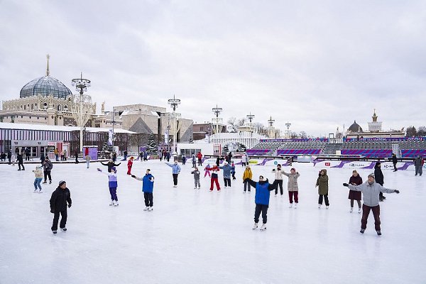 В феврале на ВДНХ, крупнейшем катке Москвы, продолжатся бесплатные уроки фигурного катания для ... - 3