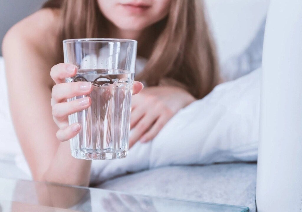 Важно пить почему воду с утра. Если вы ещё НЕ пьёте воду сразу после пробуждения, пора начинать! ...