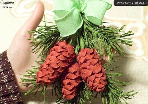 Еловая веточка с шишками из гофрированной бумаги