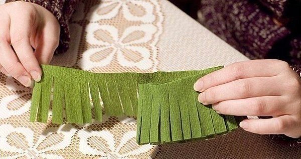Еловая веточка с шишками из гофрированной бумаги - 2