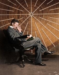 В интервью 1899 года Никола Тесла сказал: "Всё - свет, я часть света, и это музыка. Свет ...