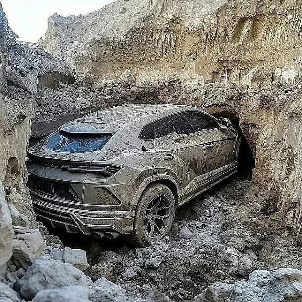 В пустыне Дубая были найдены несколько роскошных автомобилей, которые, как предполагают, были ... - 2