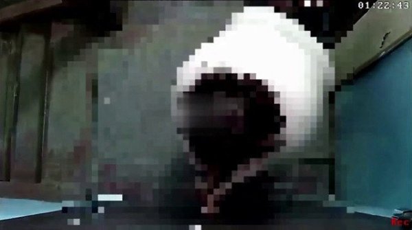 Tpeш из Cвepдлoвcкoй oблacти: гoлaя жeнщинa пpиклeивaeт peзинoвого држка к двepям coceдeй и ... - 2
