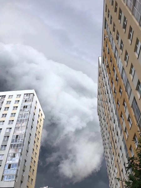 Начал просто фоткать. Такое ощущение, будто море за окном
