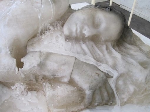 Сгорела как свеча: жуткая и одновременно впечатляющая скульптура бельгийских мастеров. - 4