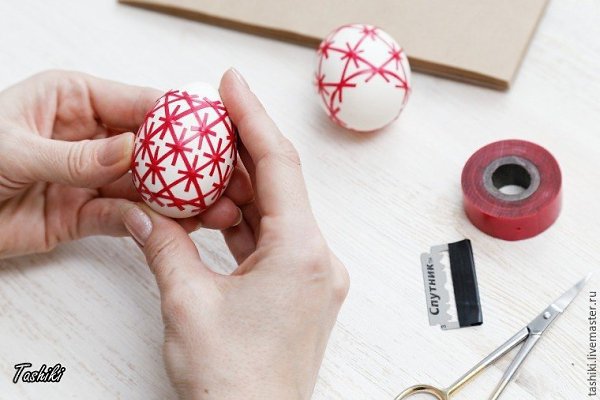 Окрашиваем пасхальные яйца в традиционном отваре луковых перьев - 5