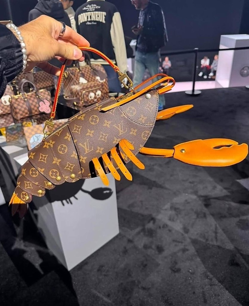 Louis Vuitton        2  .  ...