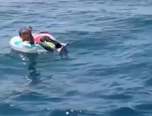 Мужчина уснул на надувном круге и дрейфовал в море 19 часов.Судно «Ванли Принцесс 168», которое ...