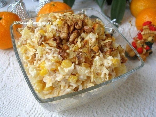 САЛАТ С КУРИЦЕЙ И АНАНАСОМ .ИНГРЕДИЕНТЫ:- 1 куриное филе- 50 г твердого сыра;-150 г консервированной ...