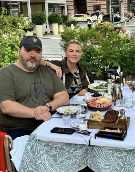 Анна Семенович Вновь В Центре Внимания: Фотографии с Женатым Денисом. Анна Семенович, похоже, ...