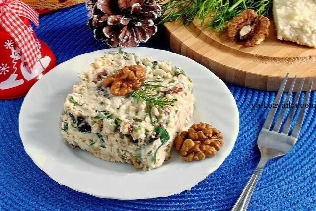 Готовим салат «Чёрная Курица».На первый взгляд ингредиенты привычные: курица, орехи, чернослив, ...