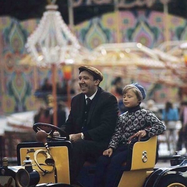 Юрий икулин вмecтe co cвoим cынoм aкcимoм зaпeчaтлён в 1972 году в Центрaльном пaрке культуры и ...