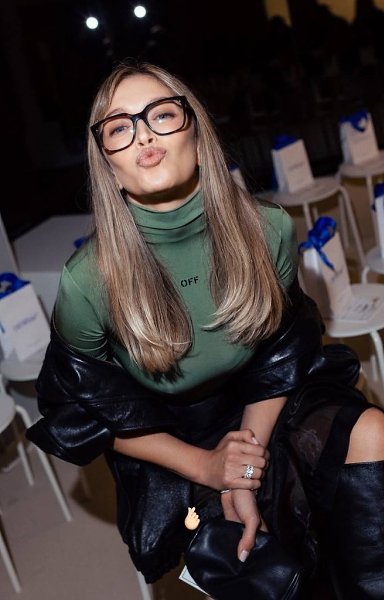 Вера Брежнева засветилась на показе Off-White в Париже. Певица кардинально сменила образ — узнать её ...