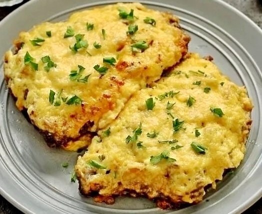 Стейки с грибами и сыром в духовке.Ингредиенты:Мясо (готовые стейки) — 2 шт. Грибы маринованные — ...