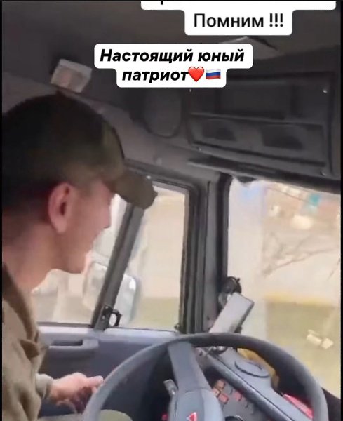 Мальчик из приграничных районов ежедневно провожалет наших бойцов, держа в руках российский ...