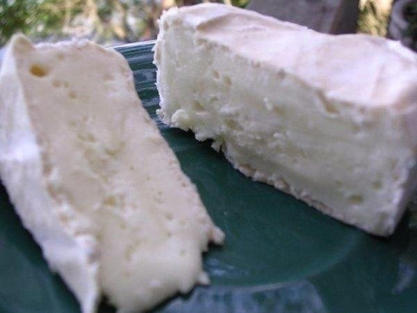 БАНАНОВЫЙ ДЕСЕРТ С КЕФИРОМ. Ингредиенты: - 300 г обезжиренного кефира - 40 г меда - 2 спелых и ...