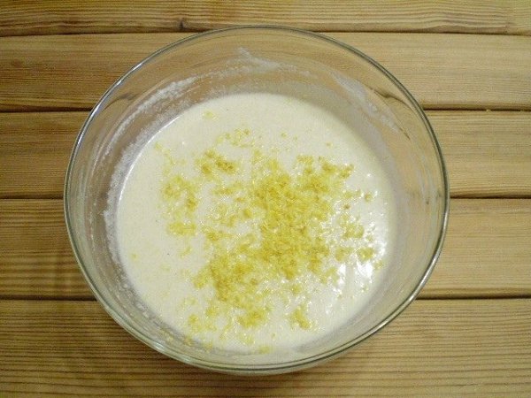 Лимонный манник.Замочите манку в кефире с сахаром, оставьте в теплом месте на час. Добавьте лимонный ... - 4